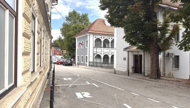 Sredi mesta nova parkirišča, a večino časa niso za občane: Uporabljala jih bo črnomaljska institucija