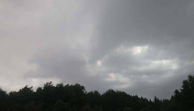 Po Sloveniji možne plohe in nevihte, Dolenjski grozi toča