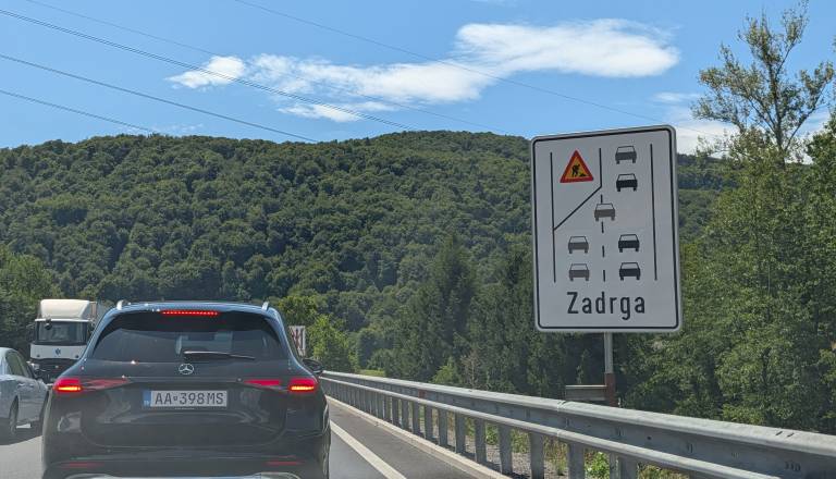 Na štajerski avtocesti zaradi »zadrge« pogosto počijo živci: Kdo ima v resnici prav?