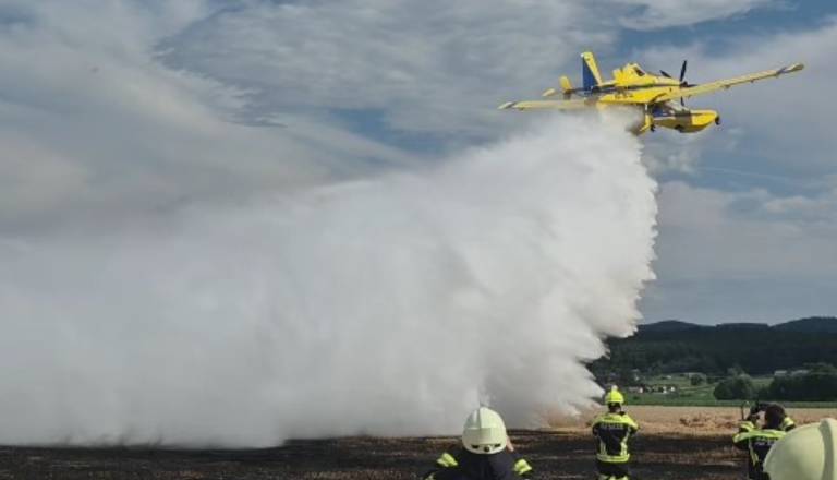 VIDEO: V Kidričevem zagorelo na njivi, pri gašenju pomagal tudi Air Tractor