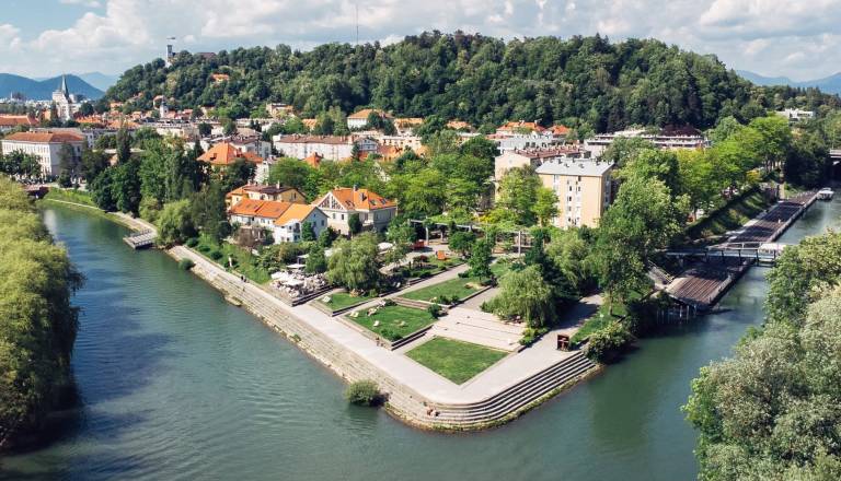 Ta priljubljena terasa ob Ljubljanici je navdušila bralce. V vročih dneh je pravi mestni magnet