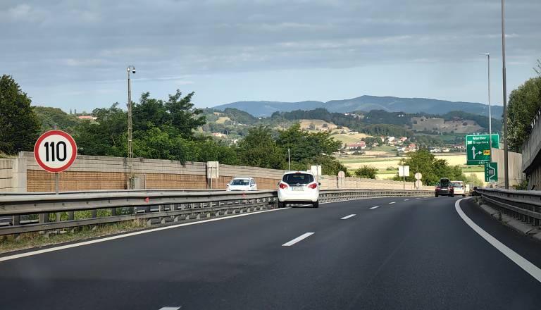 Oviran promet na pomurski avtocesti, vozilo obstalo na prehitevalnem pasu