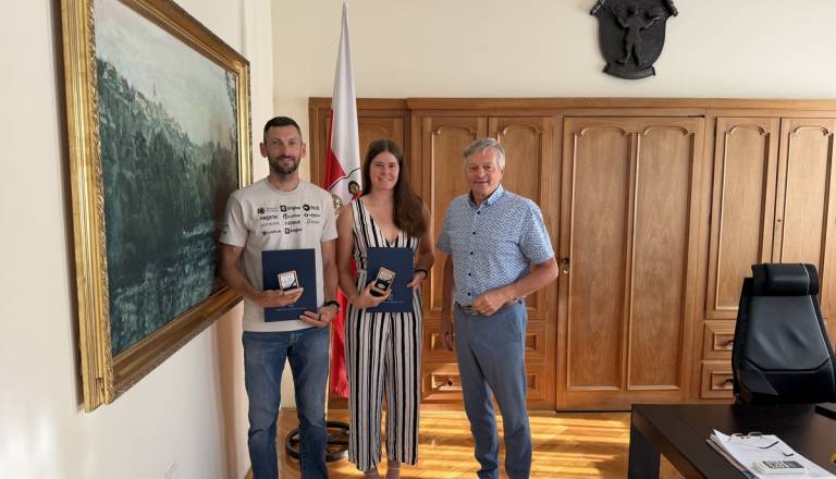 Radovljica pozdravila svoja olimpijca: Župan sprejel Lucijo Medja in Jakova Faka