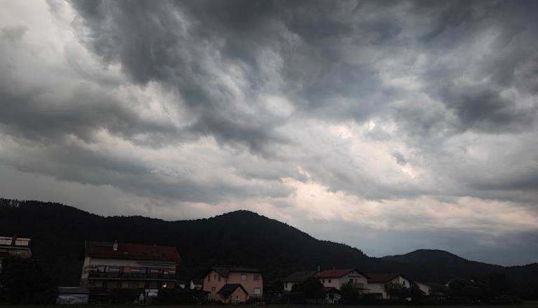 Po Sloveniji možne plohe in nevihte, za Ljubljano in okolico opozorilo zaradi velike verjetnosti toče