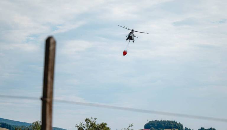 Požar pri Slovenski Bistrici pogasili s pomočjo helikopterja, odvrgel 25.000 litrov vode