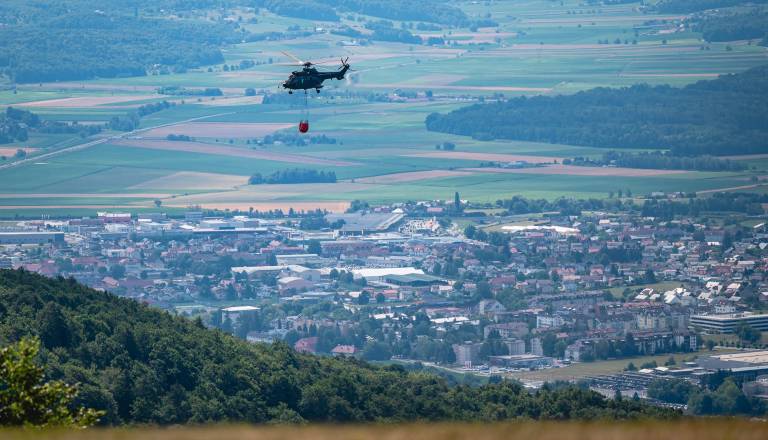 FOTO in VIDEO: Zagorelo v okolici Slovenske Bistrice, na težko dostopnem terenu pomaga tudi helikopter