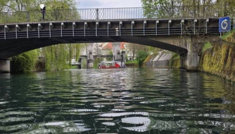 Nenavadno jutranje posredovanje v Ljubljani, v reki opazili motorno kolo