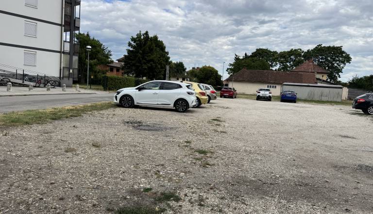 Stanovalce moti voda na makadamskem parkirišču, občina pojasnila, kaj sledi