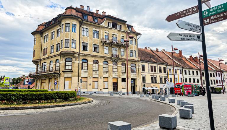 Kaj se dogaja z znamenito Veliko kavarno? Pogled v burno zgodovino mariborske ikone