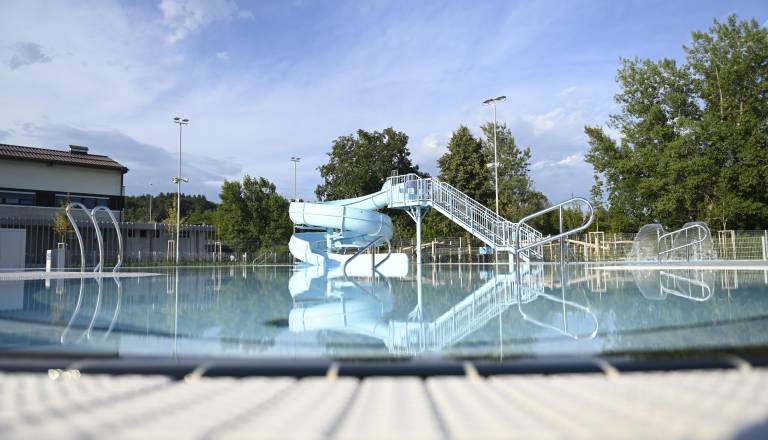 FOTO in VIDEO: Le nekaj minut iz Ljubljane odprli prenovljeno kopališče z olimpijskim bazenom in toboganom