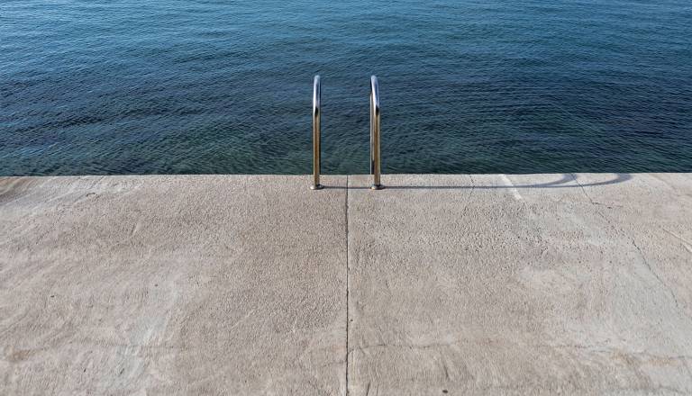 Drama na znani slovenski plaži, iz morja potegnili neodzivno osebo