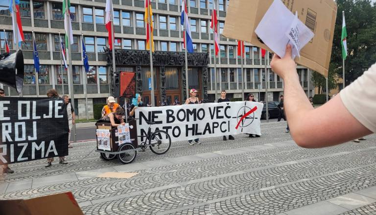Iz Miklošičevega parka odmeval poziv: Slovenija naj izstopi iz Nata.