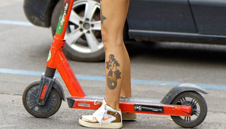 Mladoletnici brez čelad padli z električnim skirojem, policija kaznovala tudi starše