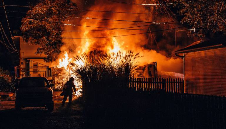 Grozljiva tragedija: V požaru umrla oče in dva otroka, sosedje poročajo o pokih