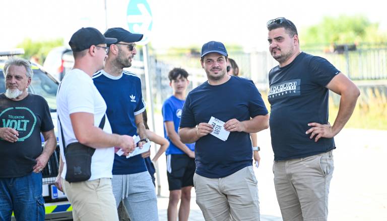 FOTO: Športni park Lendava je že skoraj poln, prekmurski derbi se bo kmalu začel