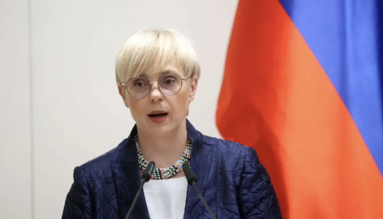 Predsednica na poti z dopusta doživela prometno nesrečo, to so podrobnosti