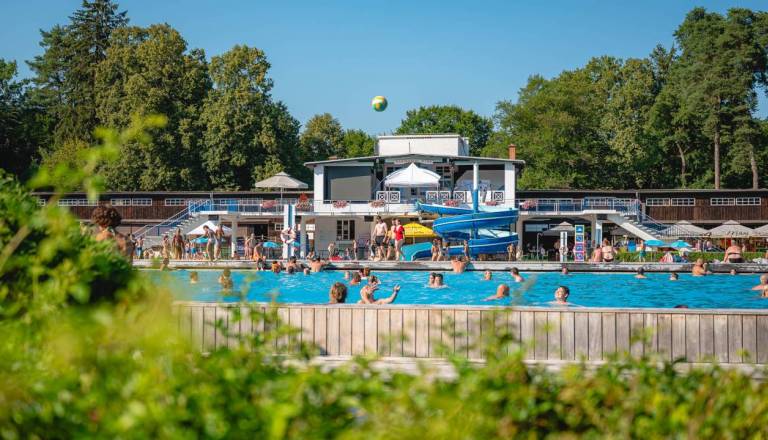 Spor na mariborskem kopališču: Žensko v burkiniju naj bi poslali iz bazena