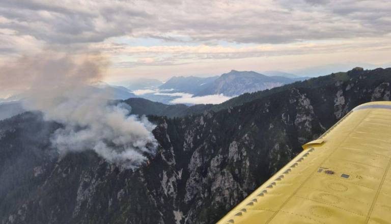 V bližini Kranjske Gore znova zagorelo: Gasilcem pomagajo letala in helikopter