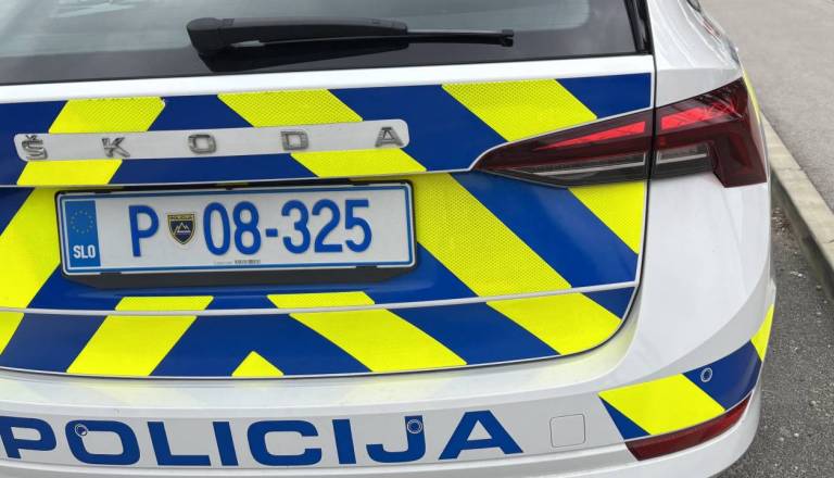 Nesreča pri Ptuju: Po trčenju avtomobila in motorja ena oseba končala v bolnišnici