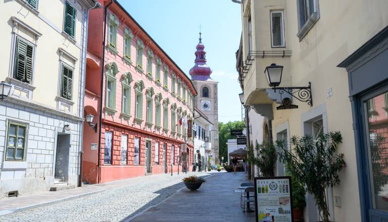 Pogosti preleti drona nad Prešernovo ulico, tako odgovarja Mestna občina Ptuj