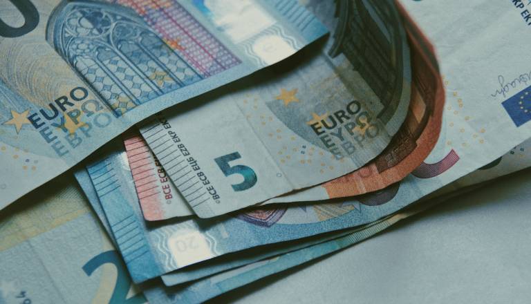 Slovenci zaslužimo več, kot naj bi potrebovali za srečo? Podatek, ki preseneča