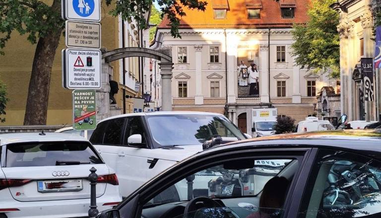 Kaj se dogaja pri Križankah? Janković ne odgovori na vprašanje o parkiranju