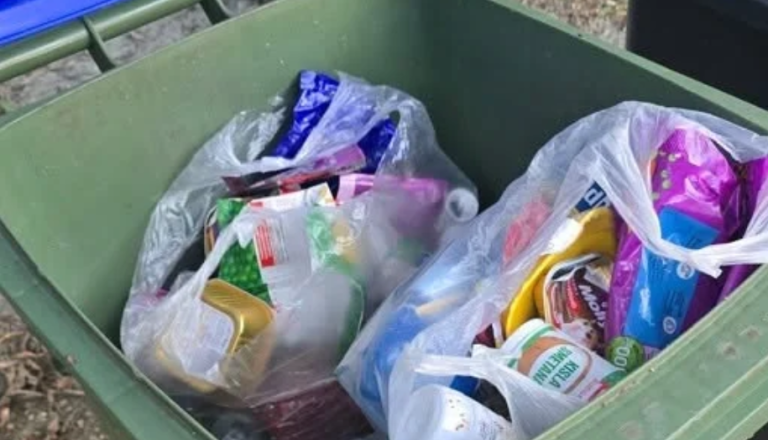 Na pokopališču v Pomurju odlagajo odpadke, ki tja ne sodijo