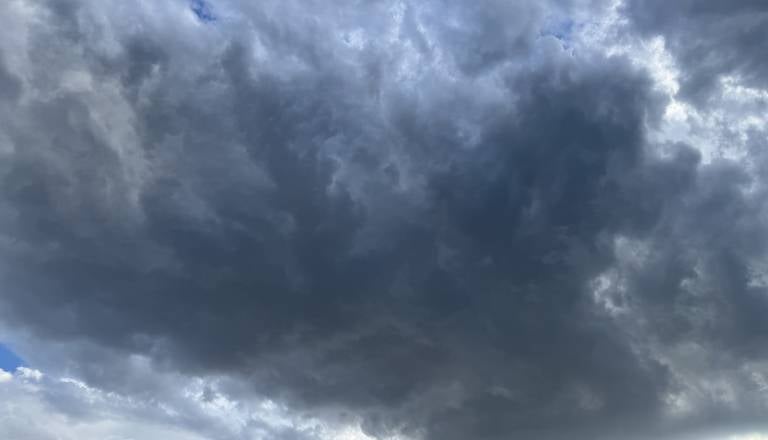 FOTO: Pomurje zajeli temni oblaki, vremenoslovci izdali vijolično opozorilo za točo