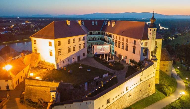 Danes se na Ptujskem gradu začenja Kino brez stropa