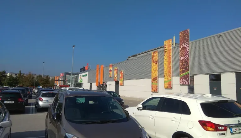 Šele zdaj opazili novo pravilo pri Centru Vič: Po treh urah parkiranje ni več brezplačno