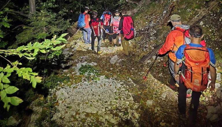 Komarča pokazala zobe: prestrašeno planinko reševali z vrvmi