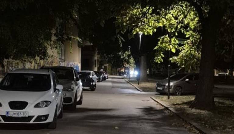 Park slovenske reformacije postal nočno parkirišče, občina: »Redarji ne morejo biti ves čas tam«