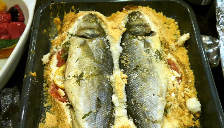 Brancin v soli, to je trik za popolno peko v domači pečici