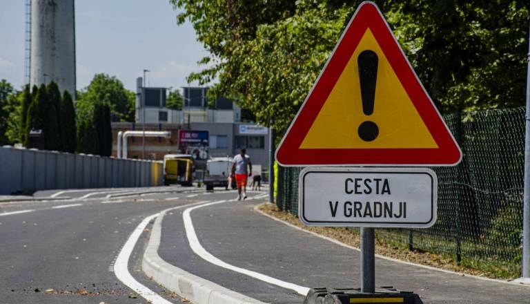 Zaradi asfaltiranja brez prehoda na dveh cestah v Železnikih