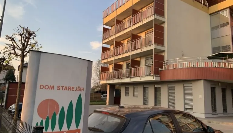 Novi svet Doma starejših Rakičan izvolil predsednika: Od v. d. direktorice zahteva vpogled v finance, kadre in sodne spore