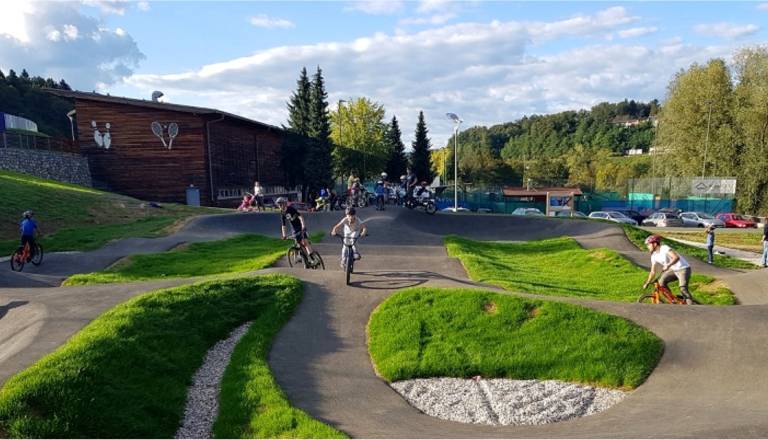 Nova kolesarnica in parkirišče za novomeški šoli Bršljin in Dolž