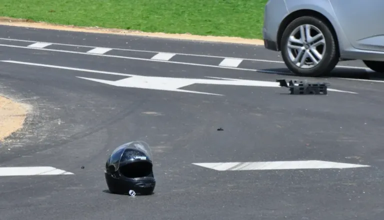 V Prlekiji prišlo do prometne nesreče, trčila avtomobil in motorno kolo