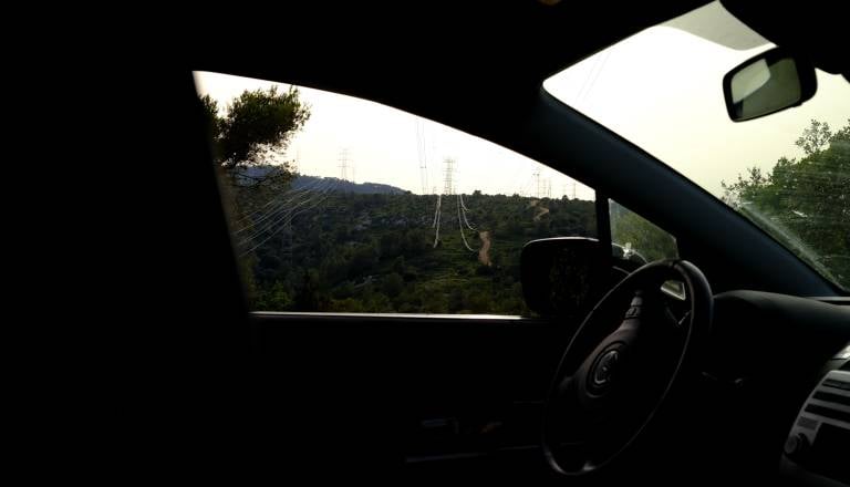Nevaren incident na Hrvaškem: Otroka skoraj uro pustila v zaklenjenem avtomobilu