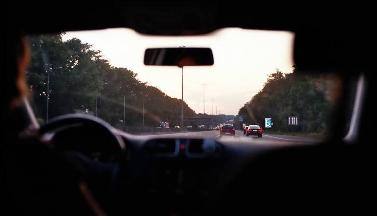 Pri sosedih: Starša odšla po nakupih, otroka pa skoraj eno uro pustila zaklenjena v avtomobilu