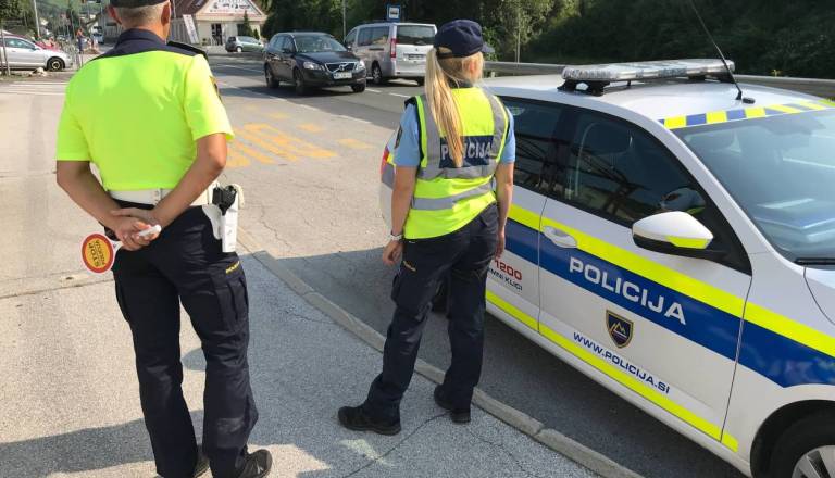 Zapeljal na nasprotni pas in trčil v dve vozili: dva končala v bolnišnici