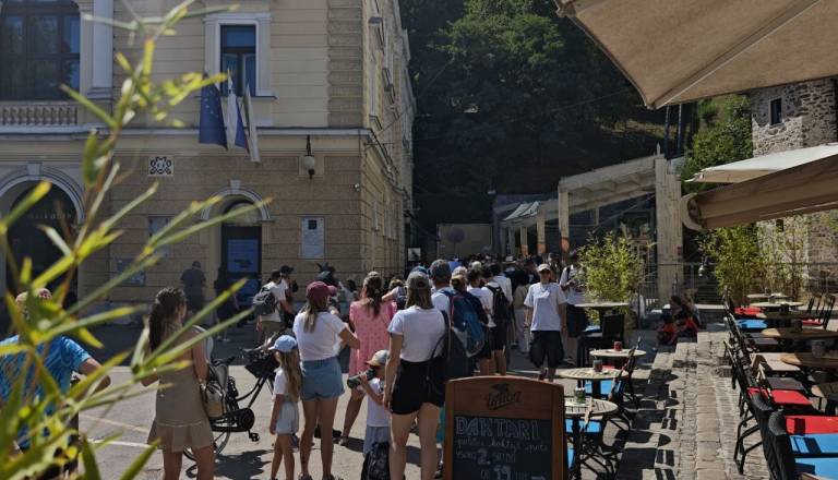 FOTO: Takšna je gneča za vzpenjačo na Ljubljanski grad – turisti obupujejo