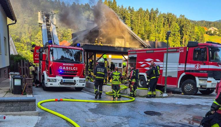 Neznanci na Štajerskem ukradli žlebove in klimatsko napravo, ognjeni zublji uničili ostrešje stanovanjske hiše