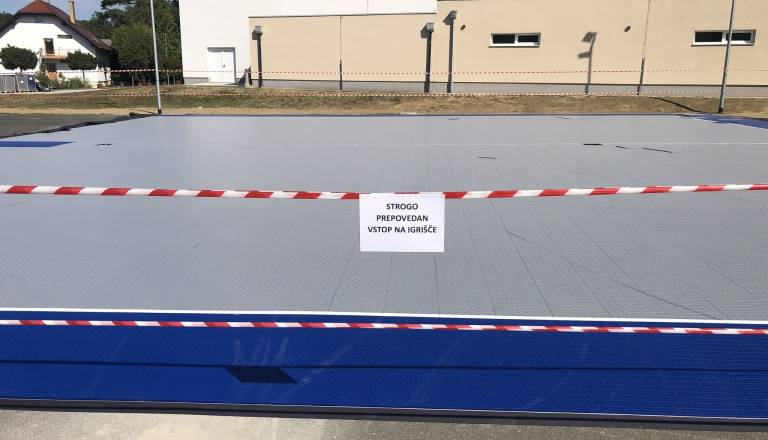 Prepoved očitno ni dovolj, občina opozarja na vožnjo po igrišču