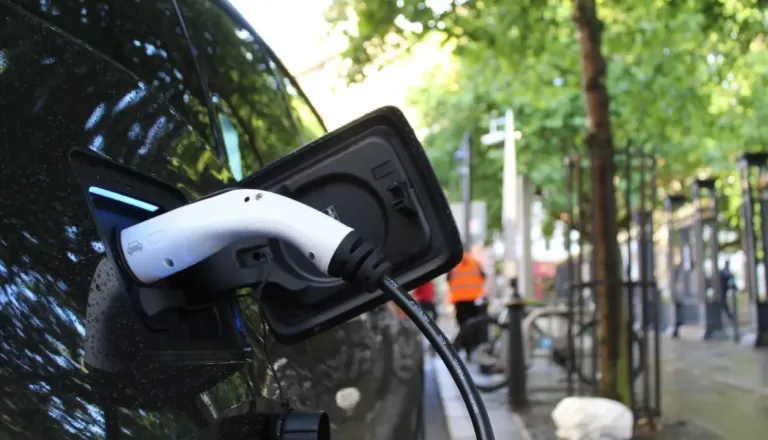 V centru Ljubljane premalo polnilnic? Stanovalec bi posebno dovolilnico, župan o novih polnilnih mestih v PCL