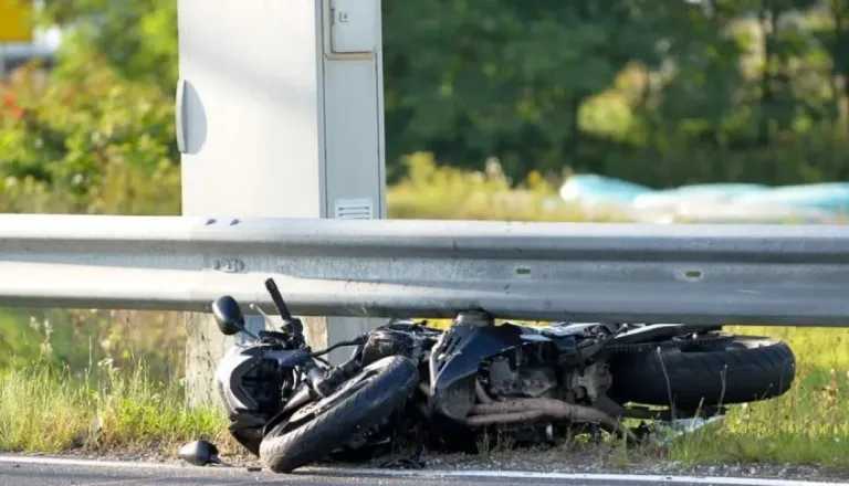 Tragičen razplet nesreče: Hudo poškodovani motorist je umrl