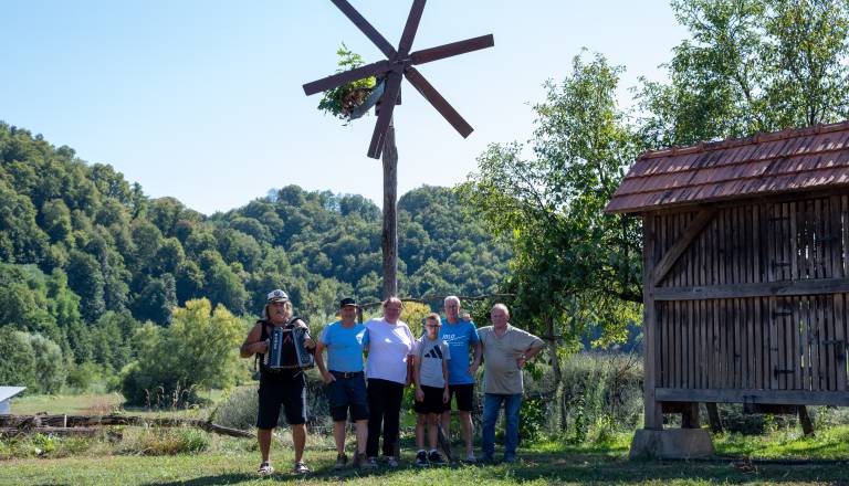 FOTO in VIDEO: V Halozah znova pojejo klopotci, obiskali smo Djočanovo domačijo