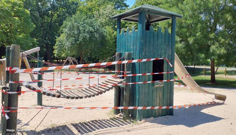 Otroci ostali brez priljubljenega igrala: kaj se bo zgodilo z igriščem v mestnem parku?