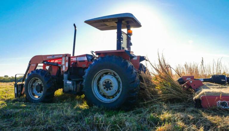 Pri sestopanju s traktorja padel in se smrtno poškodoval