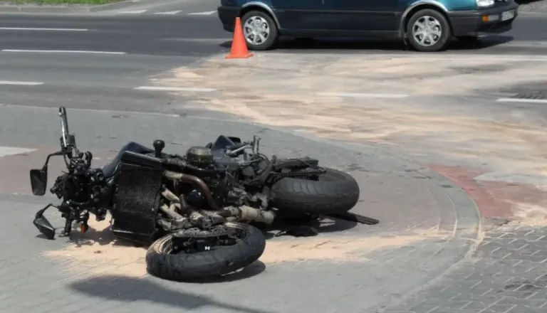 Zaradi posledic hude prometne nesreče umrl motorist