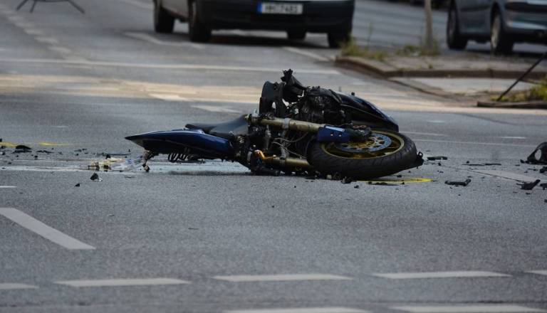 Tragičen razplet nesreče, hudo poškodovani motorist umrl